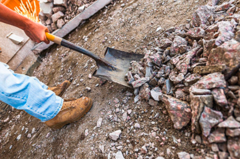 Empresa de Limpeza de Terreno com Retroescavadeira Santo André - Limpeza de Terreno com Retroescavadeira